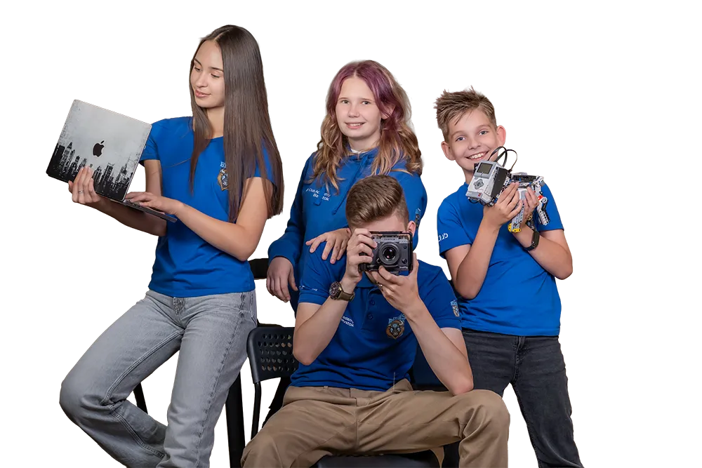 Uczniowie IT-Club.Academy z laptopem, aparatem i robotem LEGO