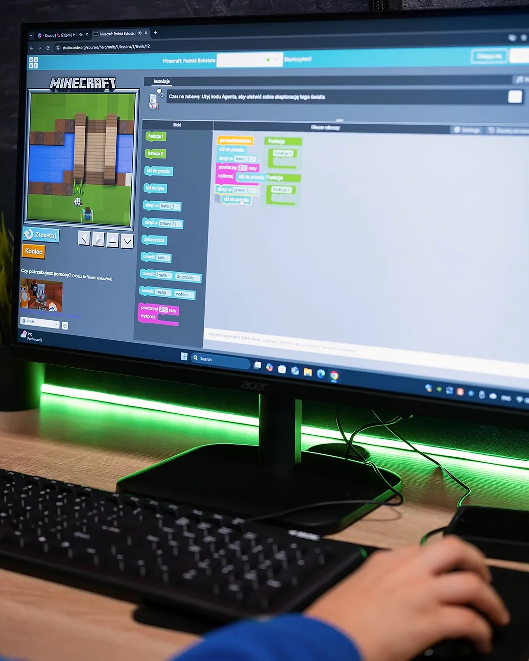 Uczeń ćwiczy programowanie blokowe w środowisku Minecraft podczas kursu Mój komputer