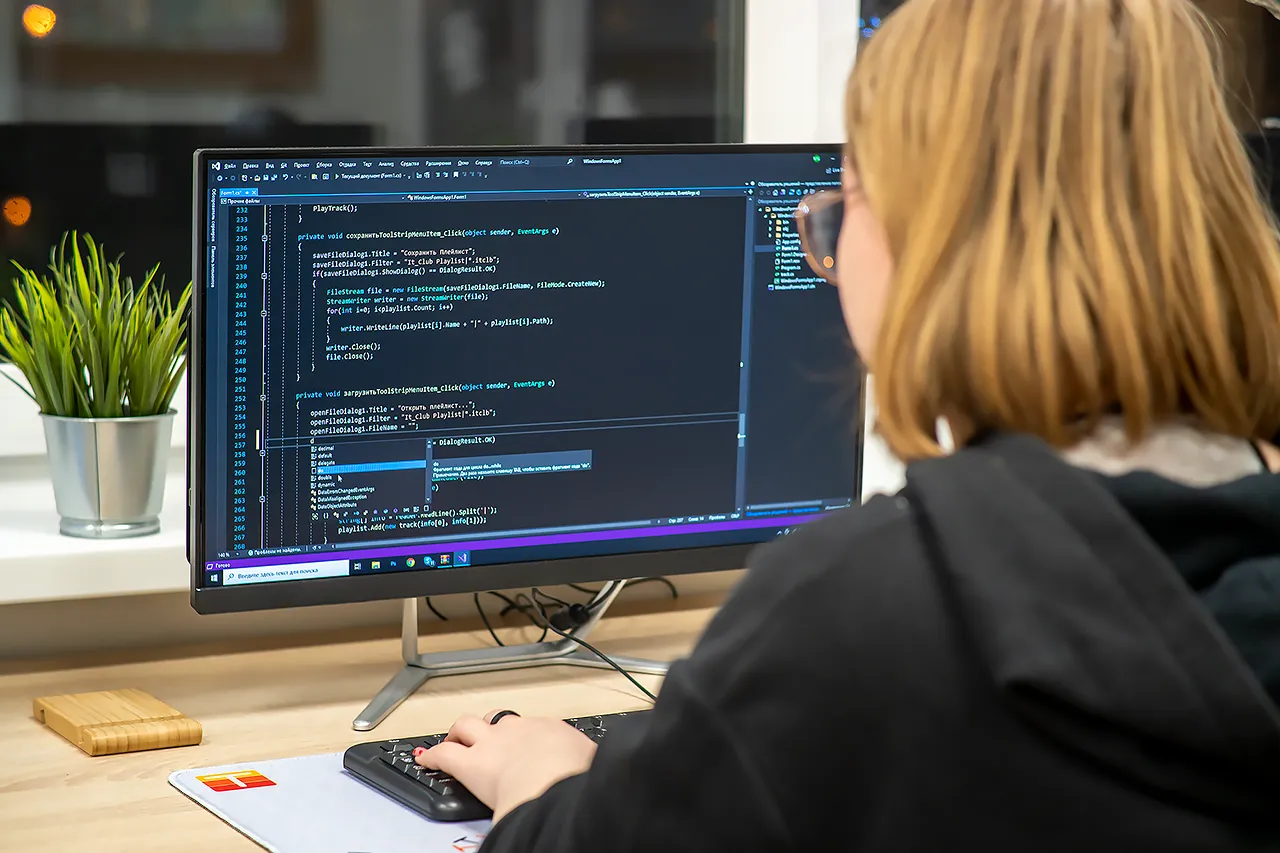 Uczeń pisze kod podczas kursu programowania i algorytmów