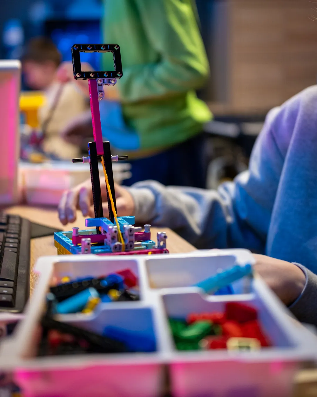 Robot LEGO z mechanizmem katapulty zbudowany przez uczestnika kursu