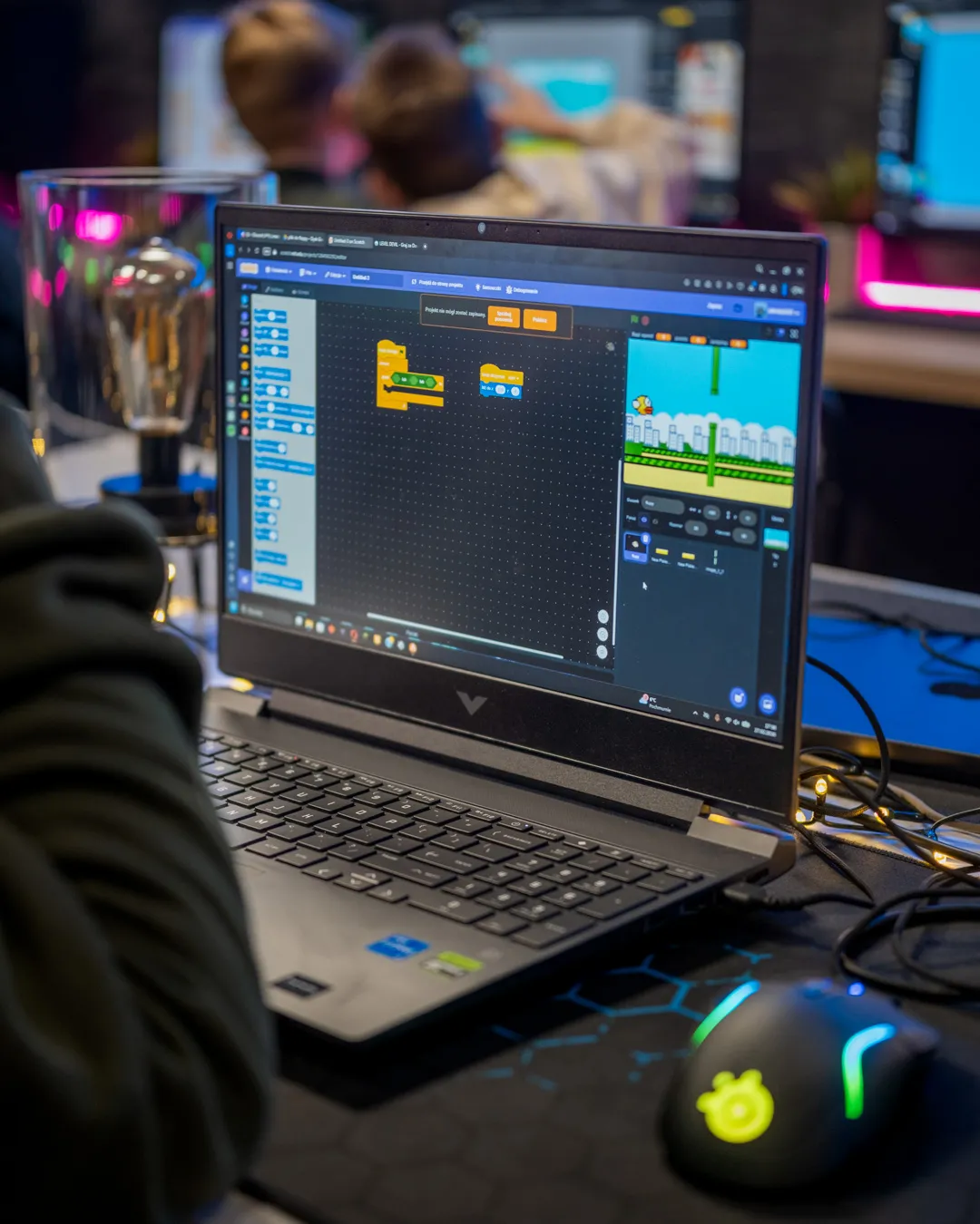 Gra Flappy Bird uruchomiona i sprawdzana przez ucznia