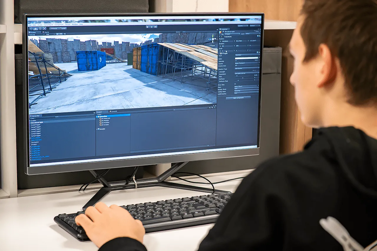 Uczeń uruchamia projekt i testuje kolejną wersję gry