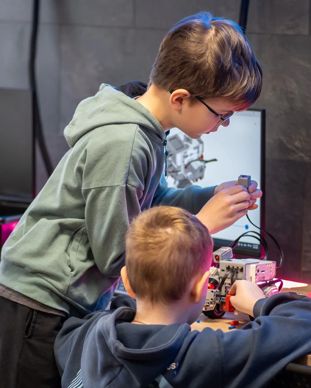 Uczniowie planują mechanizm i wspólnie budują robota LEGO