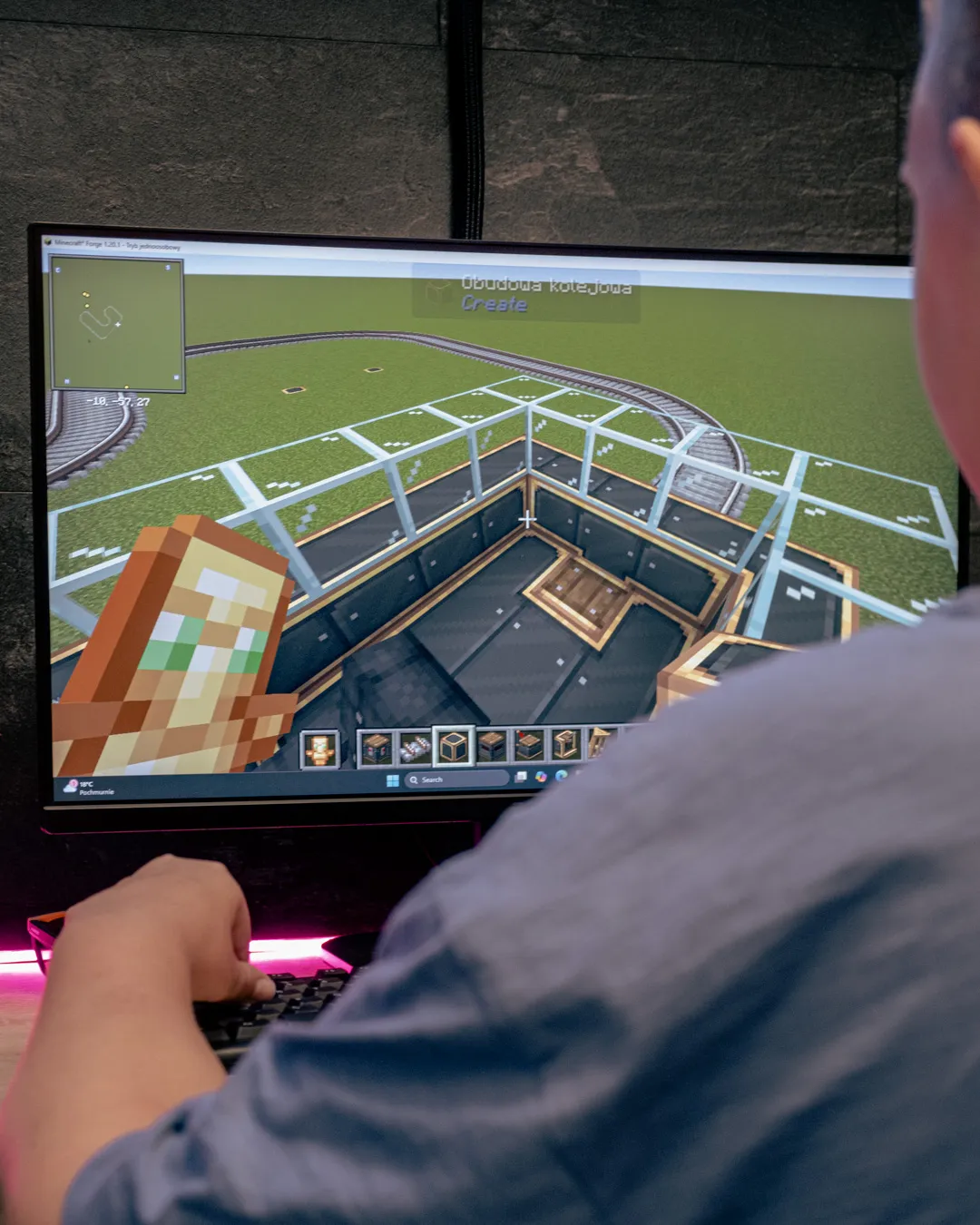 Uczeń rozwija własny świat Minecraft podczas zajęć IT-Club