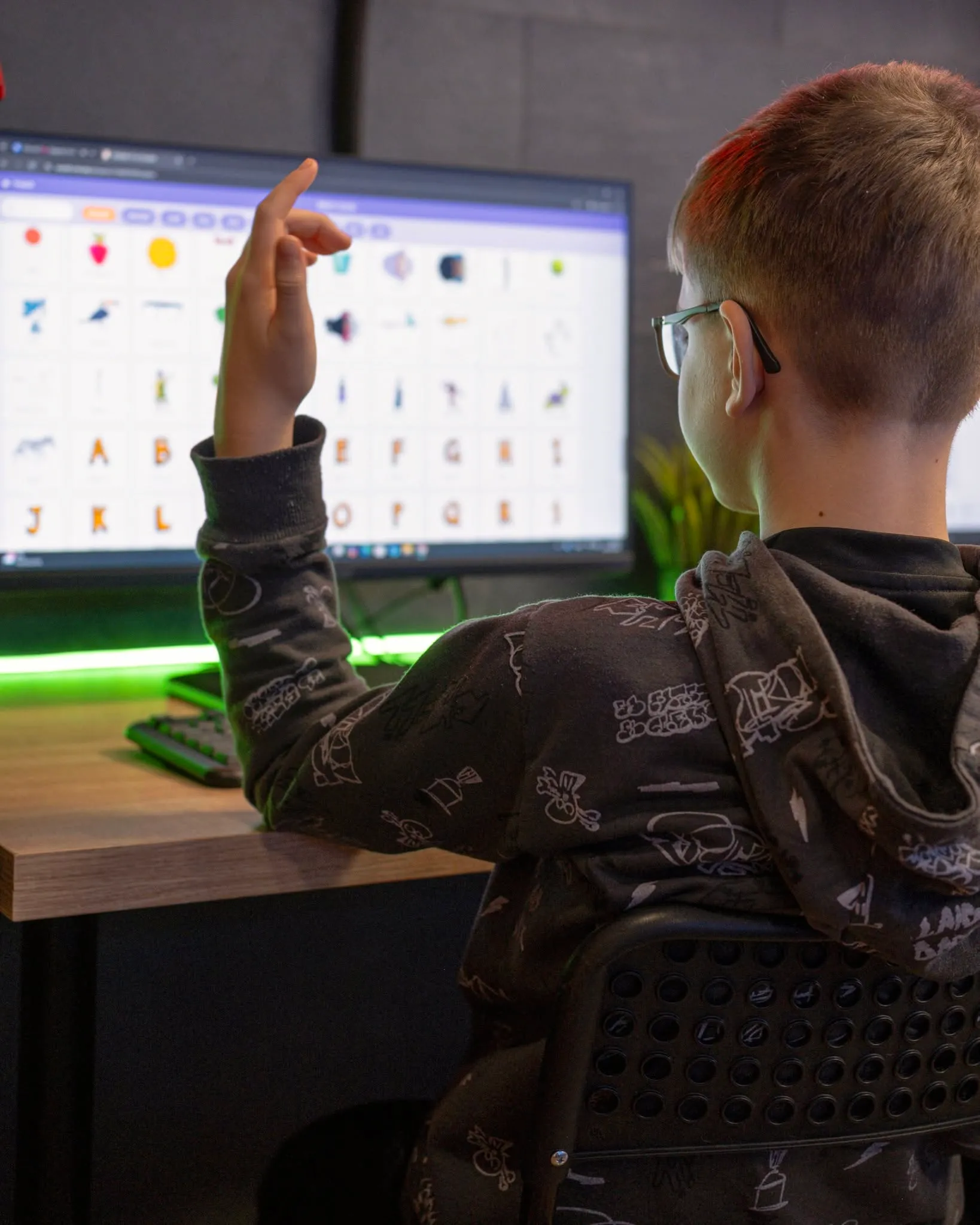 Uczeń planuje logikę gry i wybiera elementy potrzebne do projektu w Scratch