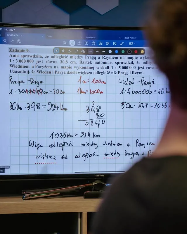 Uczeń rozwiązuje zadanie matematyczne wyświetlone na ekranie podczas zajęć