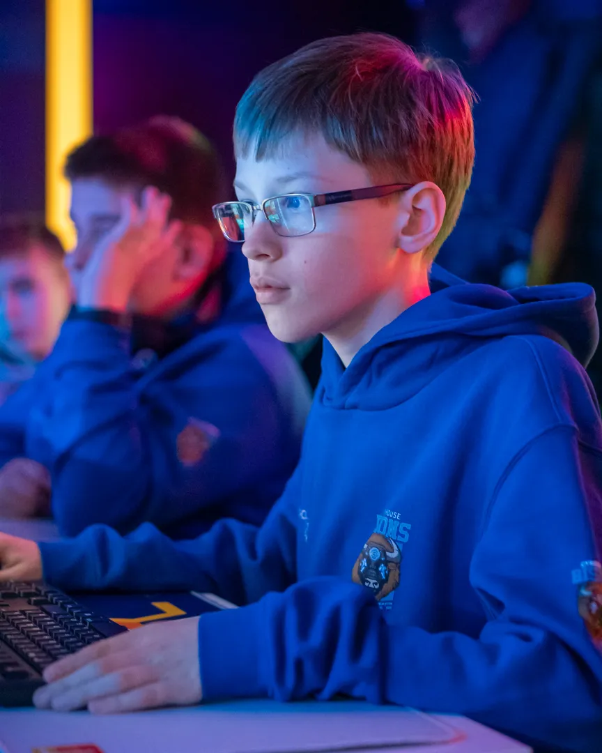 Uczeń w niebieskiej bluzie podczas zajęć komputerowych w IT-Club.Academy
