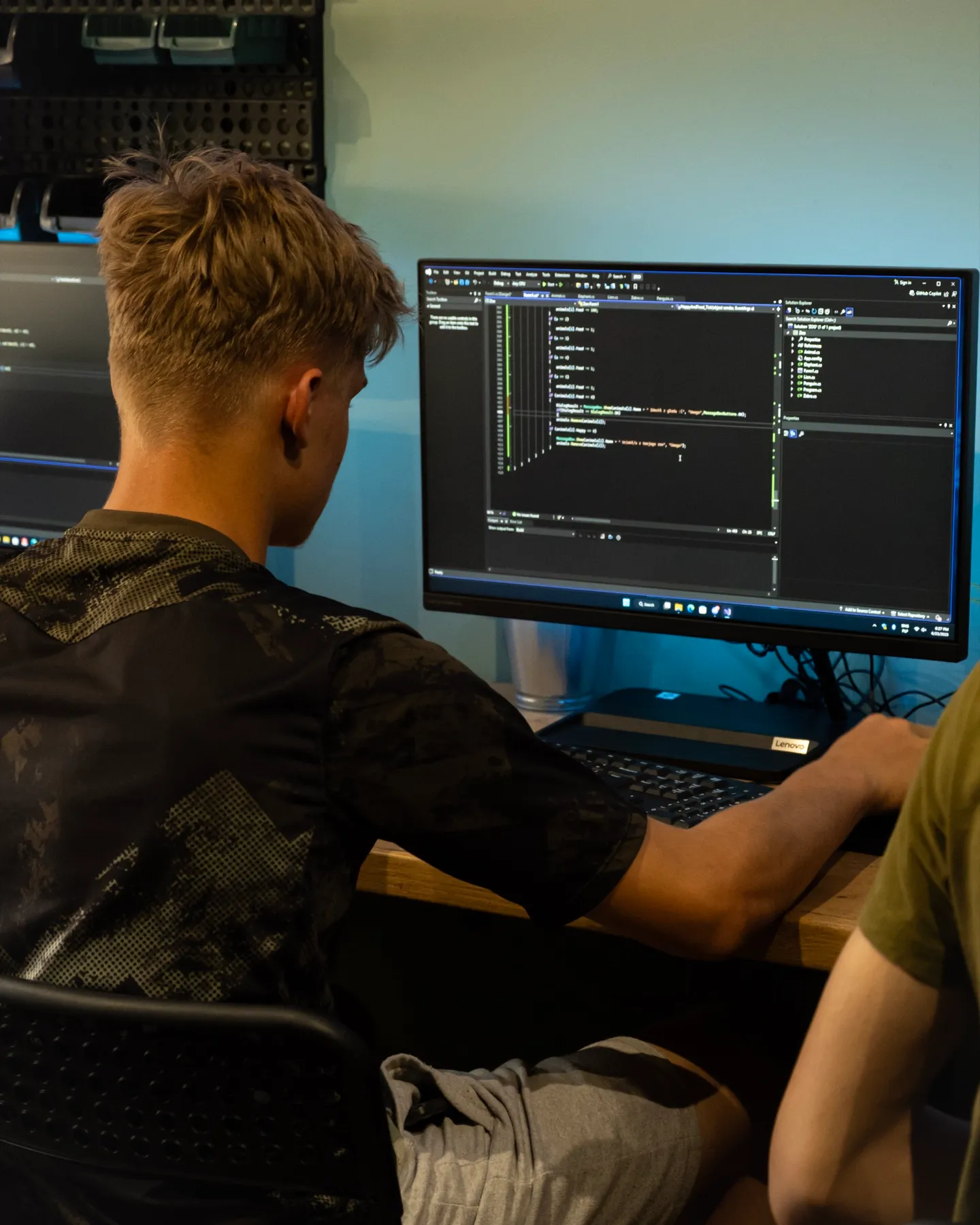 Uczeń programuje przy komputerze podczas lekcji w IT-Club.Academy