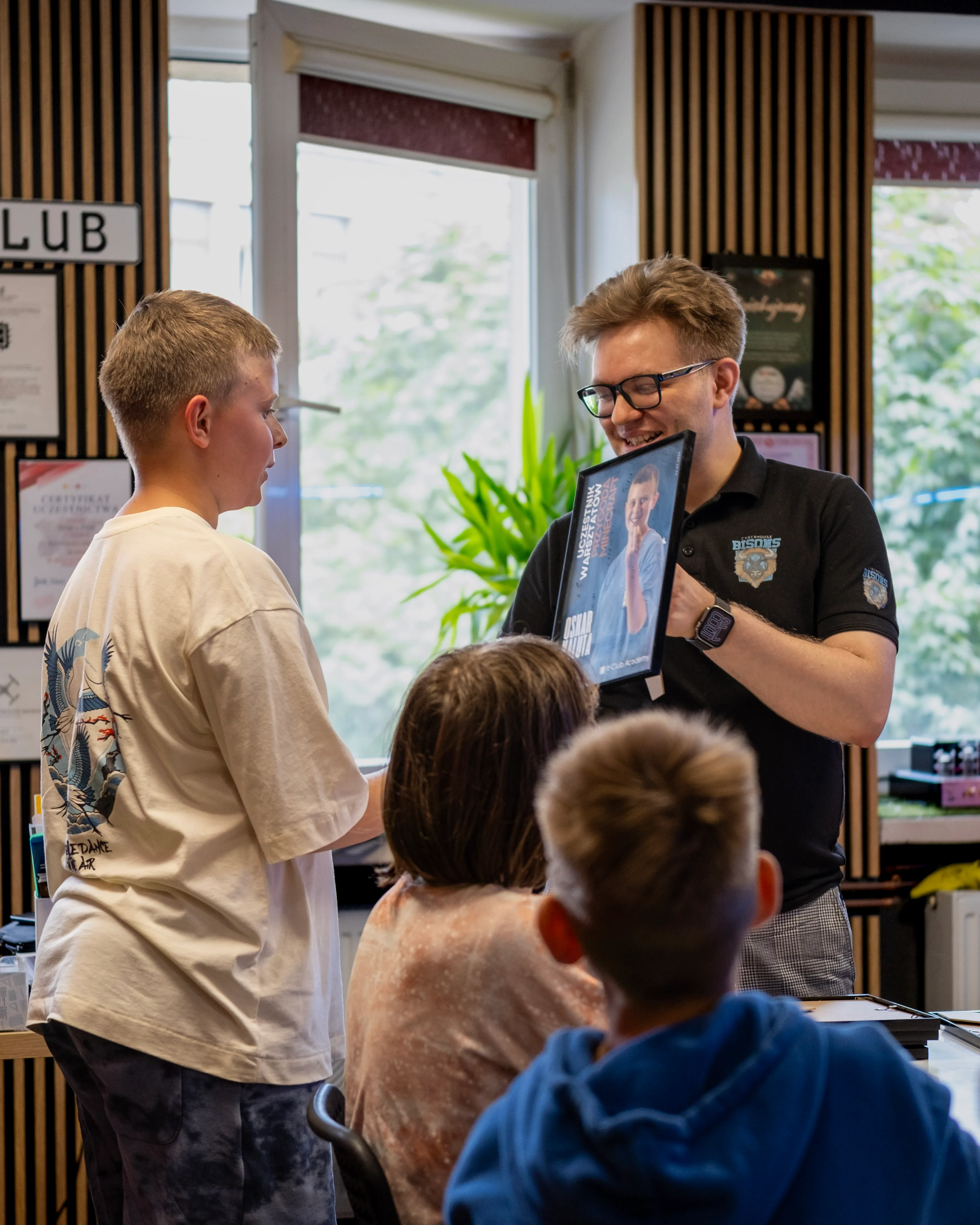 Uczeń odbiera wyróżnienie podczas zajęć w IT-Club.Academy