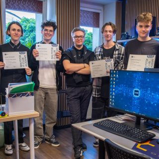 🎓 Oficjalnie zakończyliśmy rok szkolny! Za nami wiele godzin nauki, projektów i wyzwań. Były sukcesy, odkrycia, pierwsze linijki kodu, modele 3D, grafiki, aplikacje i mnóstwo dobrej energii.

Certyfikaty 📜 zostały rozdane – to nie tylko pamiątka, ale potwierdzenie zdobytych umiejętności i krok w stronę przyszłości. A teraz... czas na wakacje. Ale jeśli myślisz, że to oznacza przerwę od technologii – to nie u nas. Ruszyły Letnie Warsztaty IT, które nie tylko rozwijają pasje, ale też pomagają zdecydować, w którym kierunku rozwijać swoje umiejętności.

Jeśli Twoje dziecko interesuje się komputerami, tworzy, programuje, projektuje – nasze warsztaty są idealnym miejscem, żeby to sprawdzić w praktyce.

📍 IT-Club.Academy, Białystok
📅 Zapisy trwają – szczegóły pod linkiem w bio profilu
📞 Masz pytania? Zadzwoń: +48 667 480 083

#itclubacademy #it_club #WarsztatyIT  #koniecroku #warsztatyIT #Białystok #grafika3D #programowanie #modelowanie3D #edukacjaprzezpasję #dzieciIT #certyfikaty