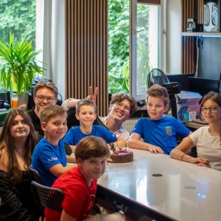 Robo Masters 🤖 – tydzień pełen konstrukcji i kreatywnych pomysłów… Za nami tydzień Robo Masters Letnich Warsztatów IT. To był tydzień projektowania, budowania i programowania robotów – z dnia na dzień konstrukcje stawały się coraz bardziej 🦾 zaawansowane, a uczestnicy doskonalili umiejętności pracy w zespole, logicznego myślenia i kreatywnego rozwiązywania problemów. W tym tygodniu również świętowaliśmy 🥳 ważne wydarzenie – urodziny naszego ucznia Vadima, który przez ostatnie 10 miesięcy rozwijał się na kursie robotyki, brał udział w turnieju Robotic Challenge i zdobył solidne podstawy do dalszej nauki w tym kierunku. To była świetna okazja, by wspólnie świętować jego sukcesy w gronie klubowych przyjaciół. Po urodzinowym torcie wróciliśmy do pracy – to był czas na składanie robotów, ich programowanie i testowanie w praktyce. Nasze letnie warsztaty IT odbywają się w klubie, który tworzy atmosferę 🔥 współpracy, przyjaźni i dobrego czasu. Tutaj nauka to nie tylko wiedza, ale także wspólne projekty, rozmowy i codzienne odkrywanie świata technologii w luźnej, swobodnej atmosferze.

🧑🏼‍🏫 Mateusz Bielski - Kierownik Klubu
📞 667 480 083
📍 Legionowa 14/16 lok. 102, Białystok

#itclubacademy #IT_Club #it_club #architektura #kursfotograficzny #kursfotografii #gryplanszowe #grafika3dbiałystok #grafika3ddladzieci #robotykadladzieci #webdesign #Programowanie #kursydladzieci #Informatyka #robotyka #ProgramowanieDlaDzieci #grafikakomputerowa #scratch #Białystok #Edukacja #grafika3d #WarsztatyIT