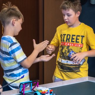 Zakończeniem Robo Masters letnich warsztatów IT był turniej Robo-Football. Uczestnicy przez 5 dni przygotowywali swoje własne 🤖 roboty, aby zmierzyły się w piłkarskim turnieju. Po etapie programowania i testów przyszedł czas na mecze – roboty ruszyły do akcji, walcząc o piłkę ⚽️, przepychając się na polu gry i próbując zdobyć przewagę.

To praktyczne doświadczenie pokazało, jak wiele można osiągnąć dzięki współpracy, kreatywności 💡 i zaangażowaniu. Robo Masters jest zapowiedzią przyszłych emocji i zwycięstw turniejów robotyki oraz pogłębiania swoich umiejętności na kursie robotyki, który stratuje od września!

Więcej informacji:
🧑🏼‍🏫 Mateusz Bielski - Kierownik Klubu
📞 667 480 083
📍 Legionowa 14/16 lok. 102, Białystok

#itclubacademy #IT_Club #it_club #architektura #kursfotograficzny #kursfotografii #gryplanszowe #grafika3dbiałystok #grafika3ddladzieci #robotykadladzieci #webdesign #Programowanie #kursydladzieci #Informatyka #robotyka #ProgramowanieDlaDzieci #grafikakomputerowa #scratch #Białystok #Edukacja #grafika3d #WarsztatyIT