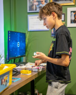 Miesiąc zajęć z robotyki już za nami! 🤖

Uczniowie rozpoczęli swoją przygodę od poznania zasad konstruowania robotów, krok po kroku ucząc się podstaw programowania i działania mechanizmów.
To zajęcia, które rozwijają nie tylko wiedzę techniczną, ale również uczą logicznego myślenia i planowania💡

Robotyka to także współpraca – praca w małych grupach uświadamia, jak ważne jest dzielenie się zadaniami, wspólne szukanie rozwiązań i wzajemne wsparcie 🤝 Dzięki temu dzieci rozwijają zarówno kompetencje techniczne, jak i społeczne.

Zapisy nadal otwarte! Więcej informacji u Kierownika Klubu
🧑🏼‍🏫 Mateusz Bielski
📞 667 480 083
📍 Legionowa 14/16 lok. 102, Białystok

 #itclubacademy #it_club #WarsztatyIT #Programowanie #robotykadladzieci #kursydladzieci #Informatyka #robotyka #ProgramowanieDlaDzieci #Białystok #Edukacja