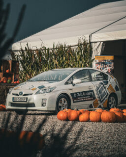 W It-Club.Academy rozwój dzieci i młodzieży to nie tylko nauka IT, ale też budowanie osobowości – odkrywanie pasji, kształtowanie zainteresowań i rozwijanie umiejętności 🌟 W minioną niedzielę nasza ekipa gościła w FastPark @parkrozrywkifastpark, gdzie na naszym stanowisku pokazaliśmy, jak zdobywanie nowych doświadczeń może być ciekawe i inspirujące.
Uczestnicy mogli spróbować swoich sił w 🎨 grafice 3D, poeksperymentować z 🖥️ nowoczesnymi narzędziami, a nawet obejrzeć emocjonujące pojedynki 🤖 robotów Lego Sumo.

Było mnóstwo radości, pytań i inspirujących rozmów – a dla nas to najlepszy dowód, że warto tworzyć przestrzeń, w której młodzi ludzie mogą odkrywać świat technologii w praktyce 🚀

#itclubacademy #it_club #WarsztatyIT #gryplanszowebiałystok #grafika3dbiałystok #grafika3ddladzieci #grafikacyfrowa #robotykadladzieci #Programowanie #kursydladzieci #Informatyka #robotyka #ProgramowanieDlaDzieci #grafikakomputerowa #Białystok #MagicalVoxel #grafika3d