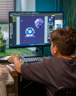 Za nami pierwszy etap kursu grafiki komputerowej w It.Club-Academy. Na początku uczniowie zapoznali się z podstawami teorii, a następnie rozpoczęli tworzenie swoich pierwszych projektów w stylu Pixel art 🎨

Zajęcia przebiegły w pełnym skupieniu – dzieci z zaangażowaniem realizowały własne pomysły i z entuzjazmem czekają na kolejne 🚀 Niektórzy nawet kontynuowali ćwiczenia w domu, co pokazuje, jak bardzo ich to wciągnęło.

👉 W It.Club-Academy uczymy tak, aby dzieci nie tylko zdobywały wiedzę, ale również rozwijały pasję.

Zapisy nadal otwarte! Więcej informacji u Kierownika Klubu.
🧑🏼‍🏫 Mateusz Bielski
📞 667 480 083
📍 Legionowa 14/16 lok. 102, Białystok

#itclubacademy #it_club #grafikacyfrowa #kursydladzieci #grafikkomputerowy #grafikakomputerowa #Białystok #pixelart