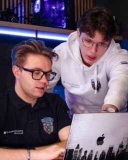 Przed zajęciami w It_Clubie dzieje się więcej, niż mogłoby się wydawać.

To momenty, które nie trafiają na social media.
Robocze sesje, burze mózgów, szkice, testy i poprawki.
Analizujemy, zmieniamy, ulepszamy i znowu testujemy.

Nieustannie szukamy czegoś… jeszcze lepszego.
Czegoś, co pozwoli naszym uczniom wejść poziom wyżej.
Czegoś, co już niedługo ujrzy światło dzienne.

Co to będzie? Na razie zostawimy Was z tą tajemnicą. Ale jedno możemy zdradzić: warto czekać.

 #itclubacademy #it_club #STEM #Edukacja #Białystok