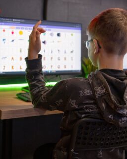 Chcesz, aby Twoje dziecko nie tylko grało, ale tworzyło własne gry?
Scratch to idealny start — kolorowy, intuicyjny i zaprojektowany specjalnie po to, by dzieci uczyły się myślenia logicznego i kreatywności poprzez zabawę. Na naszym kursie uczestnicy:
🟠 uczą się podstaw programowania blokowego,
🟠 tworzą swoje pierwsze gry krok po kroku,
🟠 programują animacje i poziomy,
🟠 poznają zasady działania algorytmów,
🟠 uczą się współpracy i wspólnego szukania rozwiązań.

To zajęcia, które rozwijają nie tylko umiejętności techniczne, ale także:
✔️ kreatywność,
✔️ cierpliwość,
✔️ pracę w zespole,
✔️ samodzielność w myśleniu.

Dzieci wracają z zajęć dumne, bo widzą efekty swojej pracy od razu — ich pomysły zamieniają się w działające gry.

Zapisz dziecko na kurs i pozwól mu odkryć, że programowanie może być świetną zabawą!
🧑🏼‍🏫 Mateusz Bielski - Kierownik Klubu
📞 667 480 083
📍 Legionowa 14/16 lok. 102, Białystok

 #itclubacademy #it_club #Programowanie #kursydladzieci #Informatyka #ProgramowanieDlaDzieci #scratch #Białystok #Edukacja