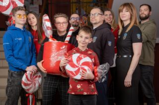 Drodzy Rodzice, Uczniowie i&nbsp;Przyjaciele It-Clubu!
Zanim rok domknie swój krąg, przychodzi moment ciszy. Chwila, w&nbsp;której zwalniamy, odkładamy codzienny pośpiech i&nbsp;pozwalamy sobie na&nbsp;spokój, rozmowę i&nbsp;bycie razem. Tego właśnie życzymy Wam na&nbsp;te Święta 🎄

Niech nadchodzący 2026 rok otworzy nowe drzwi. Z&nbsp;pomysłami, energią i&nbsp;uśmiechem, które dobrze już znamy z&nbsp;It-Clubu i&nbsp;z tymi, które dopiero się pojawią. Za&nbsp;nami intensywny czas pełen sukcesów: kreatywne prace uczniów, wydarzenia, turnieje i&nbsp;spotkania.
Grafika 2D i&nbsp;3D, robotyka, planszówki, Minecraft, CS:GO… wiele ścieżek, jeden wspólny kierunek. A&nbsp;to wciąż tylko fragment większej historii.

Cieszymy się, że&nbsp;wspólnie tworzymy miejsce, do&nbsp;którego chce się wracać. Przed nami nowe pomysły i&nbsp;nowe kierunki — jeszcze nie wszystkie możemy zdradzić, ale&nbsp;jedno jest pewne: przed nami kolejny etap.

Spokojnych Świąt i&nbsp;dobrego Nowego Roku
Zespół It-Club.Academy