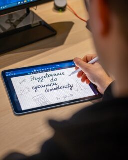 W It-Club.Academy rozpoczynamy przygotowanie do egzaminu ósmoklasisty z matematyki, oparte na sprawdzonych metodach pracy i nowatorskim podejściu do nauki przedmiotów ścisłych.

👉🏻 Zajęcia prowadzone są w oparciu o autorskie materiały oraz zadania zgodne z wymaganiami CKE, co gwarantuje pełne dopasowanie do struktury i poziomu egzaminu. Stawiamy na rozwijanie umiejętności analitycznych, logicznego myślenia oraz świadomego rozwiązywania problemów — kompetencji kluczowych zarówno na teście, jak i w późniejszej edukacji.

Nasza metoda pracy zakłada:
• systematyczne przeglądy typowych zadań egzaminacyjnych,
• ćwiczenie strategii rozwiązywania zadań otwartych,
• wzmacnianie pewności w analizie poleceń,
• stopniowe budowanie samodzielności ucznia.

📋 Zajęcia grupowe odbywają się raz w tygodniu przez 90 min oraz dodatkowo indywidualnie z każdym uczniem.

✅ Dzięki temu egzamin staje się przewidywalnym procesem, a nie źródłem stresu. Uczniowie uzyskują stabilne, mierzalne postępy i realne przygotowanie do wyzwań, które czekają ich w kolejnych etapach nauki.

Zapisy: Mateusz Bielski - Kierownik Klubu
📞 667 480 083
📍 Legionowa 14/16 lok. 102, Białystok