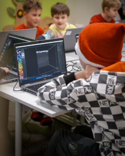 W Mikołajki poprowadziliśmy warsztaty komputerowe we współpracy z Fundacją Naszpikowani @fundacja.naszpikowani dla dzieci z ośrodka Mój kolorowy autentyzm @mojkolorowyautentyzm.

Podczas warsztatów, uczestnicy poznawali grafikę wokselową, uczyli się podstaw programowania. Z ciekawością poznawali i nabywali nowe umiejętności. Dzięki temu powstały imponujące projekty.

To było iście cyber-mikołajkowe spotkanie z kreatywnymi młodymi ludźmi 💻💙

#itclubacademy #it_club #kursydladzieci #Informatyka #Edukacja #naszpikowanidobrem