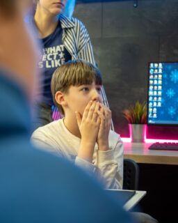 Quad Battle to był prawdziwy test współpracy, strategii i&nbsp;nerwów ze stali.
Drużyny 4-osobowe zmierzyły się w&nbsp;czterech różnych konkurencjach, a&nbsp;każda z&nbsp;nich wymagała czegoś innego: logicznego myślenia, sprytu, szybkich decyzji i&nbsp;umiejętnego wyboru reprezentanta.

Najważniejsza zasada?
👉 Każdy zawodnik mógł reprezentować drużynę tylko raz, więc&nbsp;planowanie miało kluczowe znaczenie.

Były emocje do&nbsp;ostatniego ruchu, zmiany prowadzenia, zaskakujące zwroty akcji i&nbsp;ogromna dawka dobrej energii. Cały turniej był transmitowany na&nbsp;żywo, dzięki czemu kibice mogli być z&nbsp;nami na&nbsp;bieżąco.

📹 Zapis turnieju można obejrzeć na&nbsp;naszym kanale YouTube (link w&nbsp;bio profilu)

Quad Battle pokazał jedno bardzo wyraźnie – gry planszowe to nie tylko zabawa, ale&nbsp;też nauka współpracy, odpowiedzialności za&nbsp;zespół i&nbsp;strategicznego myślenia. W&nbsp;turnieju wygrała drużyna, w&nbsp;której znalazł się Michał, Tsimafej oraz&nbsp;dwaj Timury. 

To na&nbsp;pewno nie było ostatnie takie wydarzenie, a&nbsp;kolejne będą jeszcze bardziej emocjonujące 🔥

#itclubacademy #it_club #QuadBattle #QuadBattle2025 #QuadBattle_ItClub