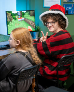 Block Arena - nasz sobotni turniej PvP w&nbsp;Minecraft - od początku była testem charakteru, refleksu i&nbsp;współpracy, na&nbsp;dodatek w&nbsp;losowo dobranych zespołach!

👉🏻 Pierwszy etap dał uczestnikom dokładnie 60 minut na&nbsp;przygotowanie się do&nbsp;starcia. W&nbsp;tym czasie trzeba było zebrać ekwipunek, zaplanować strategię i… nie wpaść do&nbsp;lawy, bo&nbsp;jeden błąd oznaczał utratę wszystkiego. Do&nbsp;tego walka z&nbsp;mobami, presja czasu i&nbsp;ciągłe decyzje: ryzykować czy&nbsp;grać bezpiecznie.

Tu nie wygrywał najszybszy, ale&nbsp;ten, kto potrafił myśleć zespołowo i&nbsp;zachować spokój w&nbsp;chaosie. Potem przyszło główne starcie. Na&nbsp;arenę weszło 8 drużyn, każda przeciwko każdej. Była jedna zasada: 15 minut walki. Po&nbsp;tym czasie wygrywa jedna drużyna, która przetrwa… albo&nbsp;nikt.

Tempo było bezlitosne. Tym razem arena nie wyłoniła jednego zwycięzcy — po&nbsp;upływie czasu przy&nbsp;życiu pozostały dwie drużyny. I&nbsp;to mówi wszystko o&nbsp;poziomie rywalizacji. Po&nbsp;zakończeniu rozgrywek usiedliśmy razem z&nbsp;graczami przy&nbsp;jednym stole 🔥
Firma cateringowa Wiesz co jesz @wieszcojesz_catering zrobiła uczestnikom miłą niespodziankę, przygotowując przepyszne przekąski, które – razem z&nbsp;herbatą – stały się pretekstem do&nbsp;rozmów, śmiechu i&nbsp;wspólnego przeżywania emocji po&nbsp;turnieju.

Block Arena to sprawdzian strategii, odpowiedzialności za&nbsp;zespół i&nbsp;umiejętności działania pod&nbsp;presją. Zapraszamy na&nbsp;nasz kanał YouTube, by obejrzeć transmisję na&nbsp;żywo (link w&nbsp;bio profilu).

#itclubacademy #it_club #BlockArena_ITClub