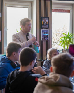 ‼️ Ruszył pierwszy turnus  zimowych warsztatów IT – Tworzenie gier w&nbsp;Unity – i&nbsp;od razu weszliśmy na&nbsp;wysoki poziom.

🔥 W&nbsp;poniedziałek i&nbsp;wtorek uczestnicy skupili się na&nbsp;projektowaniu modeli 3D do&nbsp;własnych gier. Była praca nad&nbsp;formą, detalami i&nbsp;dopasowaniem elementów do&nbsp;koncepcji rozgrywki. Dziś przyszedł kolejny ważny krok – modele trafiły do&nbsp;środowiska Unity 3D, gdzie zaczęły „żyć” jako część gry.

🤝🏻 Oczywiście warsztaty to nie tylko intensywna praca. Dbamy też o&nbsp;integrację i&nbsp;odpoczynek – wspólnie graliśmy w&nbsp;Mafię, planszówki, a&nbsp;także na&nbsp;naszym serwerze w&nbsp;Minecraft, budując atmosferę współpracy i&nbsp;dobrej energii.

👉🏻 Zachęcamy do&nbsp;śledzenia naszych mediów na&nbsp;bieżąco. Już wkrótce pokażemy więcej i&nbsp;opowiemy o&nbsp;projektach tworzonych przez&nbsp;uczestników warsztatów.