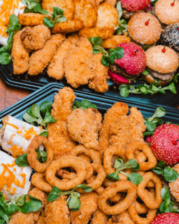 BLOCK ARENA. 👉🏻 Turniej, który przyniósł wiele emocji.

Firma cateringowa Wiesz Co Jesz @wieszcojesz_catering zrobiła uczestnikom prezent – przygotowała pyszny 😋 poczęstunek, żeby mogli razem ochłonąć po&nbsp;turnieju i&nbsp;jeszcze chwilę „przeżyć” wszystkie akcje z&nbsp;Block Areny.

Chcieliśmy w&nbsp;podziękowaniu nagrać krótką reklamę z&nbsp;dziećmi przy&nbsp;stole, ich uśmiechy, komentarze, kilka ujęć… - ale&nbsp;emocje po&nbsp;starciach w&nbsp;turnieju były tak duże, że… zanim kamery były gotowe, poczęstunku już nie było.

Dzieci, które na&nbsp;co dzień potrafią godzinę dyskutować nad&nbsp;jednym kęsem – tutaj nie dyskutowały wcale. Po&nbsp;prostu zjadły wszystko.

Udało nam się jedynie zrobić parę zdjęć… zestawu przed zniknięciem. Reklama będzie następnym razem. O&nbsp;ile coś zostanie na&nbsp;talerzu 🤪

#itclubacademy #it_club #gryplanszowebiałystok #Białystok #Edukacja #kursydladzieci