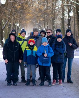 👉🏻 Zimowe warsztaty IT to nie tylko kodowanie i&nbsp;praca nad&nbsp;projektami.
Dobrze wiemy, że&nbsp;efektywna nauka potrzebuje równowagi. Dlatego&nbsp;obok&nbsp;intensywnej pracy przy&nbsp;komputerach zawsze znajdujemy czas na&nbsp;odpoczynek i&nbsp;integrację.

Wczoraj wybraliśmy się wspólnie do&nbsp;kina, a&nbsp;przy okazji złapaliśmy chwilę oddechu podczas spaceru przez&nbsp;park. Zimowa sceneria, skrzący się śnieg i&nbsp;ostre, wschodzące słońce zrobiły naprawdę świetny klimat ☀️❄️ Bo&nbsp;It_Club to nie tylko ekrany – to także relacje, energia i&nbsp;dobre wspomnienia!

 #itclubacademy #Białystok #WarsztatyIT #it_club