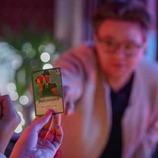 Podczas naszych warsztatów IT nie wszystko kręci się wyłącznie wokół komputerów 💻

Stawiamy też na&nbsp;integrację, rozmowę i&nbsp;wspólne spędzanie czasu. Jedną z&nbsp;gier, do&nbsp;których regularnie wracamy, jest Mafia – gra, która świetnie łączy grupę i&nbsp;uczy strategicznego myślenia, uważnego słuchania oraz&nbsp;współpracy.

👉🏻 Jest strategia, logiczne myślenie, uważne słuchanie innych i&nbsp;masa emocji. A&nbsp;przy okazji uczestnicy uczą się współpracy, argumentowania swoich decyzji i&nbsp;działania w&nbsp;zespole. A&nbsp;teraz idziemy krok dalej. Obecnie opracowujemy naszą wersję Mafii na&nbsp;serwerze w&nbsp;Minecraft!
Uczestnicy wspólnie planują zasady, uczestniczą w&nbsp;tworzeniu mapy, łącząc klasyczną grę z&nbsp;cyfrowym światem.

Tak właśnie wyglądają nasze warsztaty IT – nauka, relacje i&nbsp;dobra atmosfera w&nbsp;jednym 🔥

#itclubacademy #Białystok #WarsztatyIT #it_club