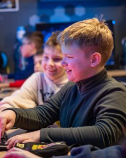 Za nami jedna z&nbsp;częściowych prac zaliczeniowych — Flappy Bird. Ale&nbsp;nie na&nbsp;gotowcach.

Najpierw uczniowie sami przygotowali grafiki.
Tło. Postać. Przeszkody.
Dopiero potem przeszli do&nbsp;kodowania mechaniki gry.

Ruch, grawitacja, wykrywanie kolizji, liczenie punktów — wszystko zaprogramowane samodzielnie. Krok po&nbsp;kroku. 🫡 Świadomie. 

Scratch to język z&nbsp;możliwościami, o&nbsp;których wiele osób nie ma pojęcia.
To nie tylko kolorowe bloczki. 💻 To realne fundamenty programowania: logika, algorytmy, zależności, testowanie i&nbsp;poprawianie błędów.

Dzięki naszemu doświadczeniu pokazujemy, jak wykorzystać jego pełny potencjał — tak, żeby młodzi programiści nie tylko „robili projekty”, ale&nbsp;rozumieli, co się dzieje pod&nbsp;maską. A&nbsp;od zrozumienia do&nbsp;tworzenia własnych gier droga jest już dużo krótsza 🎯 

--
Skontaktuj się z&nbsp;nami na&nbsp;próbne spotkanie.
🧑🏼‍🏫 Mateusz Bielski - Kierownik Klubu
📞 667 480 083
📍 Legionowa 14/16 lok. 102, Białystok

 #itclubacademy #Edukacja #Białystok #scratch #it_club #Programowanie #kursydladzieci #Informatyka #ProgramowanieDlaDzieci #flappy_bird