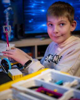 Na ostatnich zajęciach uczniowie mierzyli się z&nbsp;ciekawym zadaniem — zbudować wyrzutnię piłki do&nbsp;pingponga.

Najpierw konstrukcja.
Dobór elementów.
Sprawdzenie, czy&nbsp;mechanizm działa tak, jak powinien.

Kiedy wyrzutnie były gotowe, przyszedł czas na&nbsp;testy… a&nbsp;później na&nbsp;małe wyzwanie.
Kto wyrzuci piłkę najdalej?

Były poprawki, próby, regulowanie mechanizmów i&nbsp;sporo emocji przy&nbsp;każdym strzale.
Najdalszy lot w&nbsp;tej rundzie (5,5 m) osiągnął Arseni, który wygrał nasze mini-zawody. 🏆

Tak właśnie wyglądają zajęcia z&nbsp;robotyki — najpierw pomysł i&nbsp;konstrukcja, a&nbsp;później sprawdzanie w&nbsp;praktyce, czy&nbsp;projekt naprawdę działa.
____
Skontaktuj się z&nbsp;nami na&nbsp;próbne spotkanie.
🧑🏼‍🏫 Mateusz Bielski - Kierownik Klubu
📞 667 480 083
📍 Legionowa 14/16 lok. 102, Białystok

#itclubacademy #Białystok #it_club #kursydladzieci #Informatyka #robotykadladzieci #Programowanie #robotyka