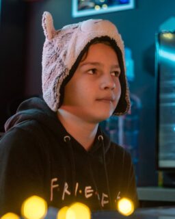 To już jutro!  Długo wyczekiwana rozgrywka w&nbsp;mafię. 😎 A&nbsp;tutaj momenty z&nbsp;ostatniej rozgrywki.
Cisza. Spojrzenia. Niby przypadkowe słowa... I&nbsp;finał, w&nbsp;którym mafia znowu jest o&nbsp;krok przed wszystkimi.

Mieszkańcy analizowali. Łączyli fakty. Ale&nbsp;wystarczył jeden dobrze rzucony argument… i&nbsp;wszystko się rozsypało.

Pytanie brzmi: czy&nbsp;tym razem ktoś w&nbsp;końcu przejrzy ich grę❓ Czy&nbsp;może mafia znowu zrobi to samo spokojnie i&nbsp;bez emocji… wygra, zanim ktokolwiek zorientuje się co się stało? Bo&nbsp;w&nbsp;tej grze nie wygrywa ten, kto mówi najwięcej.
Tylko ten, kto do&nbsp;końca pozostaje niewidoczny.

Jutro zobaczymy, kto naprawdę kontroluje sytuację 👀
Zapisy u&nbsp;kierownika klubu.

 #itclubacademy #it_club #gryplanszowe #mafia