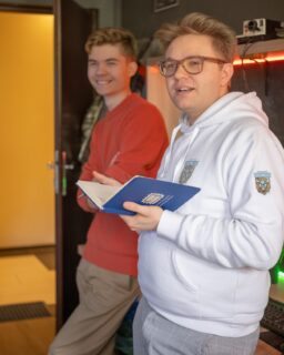 W niedzielę rozegraliśmy Turniej Counter-Strike 2 dla&nbsp;naszych uczniów i&nbsp;działo się naprawdę sporo.

3 drużyny i&nbsp;obok widownia, która mocno kibicowała swoim.

Każda runda do&nbsp;samego końca była niewiadomą.
Decyzje, szybkie akcje i&nbsp;momenty, które odwracały wynik w&nbsp;ostatnich sekundach. Do&nbsp;tego prowadziliśmy transmisję na&nbsp;żywo — zapis możecie obejrzeć na&nbsp;naszym kanale YouTube (link do&nbsp;kanału w&nbsp;bio profilu).

Była rywalizacja, emocje i&nbsp;prawdziwa zespołowa współpraca.

#itclubacademy #IT_Club #it_club #counterstrike #CS2