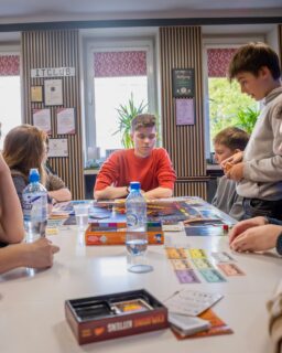 W soboty IT_Club zamienia się w&nbsp;klub planszówek 🎲

Wybór gry. Zasady. I&nbsp;zaczynamy.

Są strategie.
Są decyzje, które zmieniają wszystko.

Każda gra to inna historia 🎞️
Czasem spokojna i&nbsp;logiczna... a&nbsp;czasem pełna emocji i&nbsp;śmiechu!

Nie chodzi tylko o&nbsp;wygraną.
Chodzi o&nbsp;myślenie, przewidywanie i&nbsp;emocje przy&nbsp;każdym ruchu 🤔

Bywają zwroty akcji.
Bywają niespodziewani liderzy 🏆 I&nbsp;zawsze jest moment, w&nbsp;którym wszystko się odwraca.

Trochę rywalizacji.
Trochę współpracy. I&nbsp;dużo dobrej energii.

Nigdy nie wiesz, kto prowadzi w&nbsp;grze aż do&nbsp;ostatniej rundy. Do&nbsp;jutra!

#itclubacademy #it_club #kursydladzieci #gryplanszowe