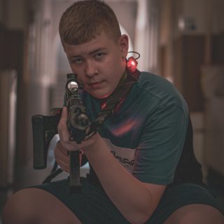 Warsztaty letnie to nie tylko rozwój techniczny, ale również umiejętność pracy w zespole. Jednym z kluczowych momentów tygodnia była rozgrywka w laser tag 🔫 – dynamiczna forma integracji, która stawia na komunikację, szybkie decyzje i odpowiedzialność za drużynę.

Podzieleni na zespoły uczestnicy ćwiczyli strategię, współpracę i refleks. To nie była zwykła zabawa — to narzędzie, które realnie wpływa na skuteczność działania w grupie. 💪🏻 Wspólna rywalizacja pomogła zbudować zaufanie, które później przełożyło się na lepszą współpracę przy projektach filmowych, fotograficznych 🎬 oraz tych ze sztuczną inteligencją!

👉🏻 Dziękujemy Zespołowi Szkół w Księżynie za pomoc w organizacji tego wydarzenia na terenie szkoły.

#itclubacademy #IT_Club #it_club #architektura #kursfotograficzny #kursfotografii #gryplanszowe #grafika3dbiałystok #grafika3ddladzieci #robotykadladzieci #webdesign #Programowanie #kursydladzieci #Informatyka #robotyka #ProgramowanieDlaDzieci #grafikakomputerowa #scratch #Białystok #Edukacja #grafika3d #WarsztatyIT