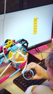 Każdy kurs w&nbsp;It_Clubie kończy się projektem końcowym. 🎓 To swego rodzaju praca, którą nasi uczniowie pokazują swoje umiejętności zdobyte przez&nbsp;rok nauki.

Oto uczniowie z&nbsp;robotyki, którzy tworzą coś własnego - od pomysłu aż po&nbsp;działający projekt.
Bez gotowych schematów.

Jedni budują automatyczną rękę z&nbsp;chwytakiem 🦾 A&nbsp;drudzy konstruują superszybkie pojazdy, które wyglądają jak maszyny z&nbsp;przyszłości 🏎️

Każdy stara się, aby&nbsp;ich projekt był dopracowany.
👉🏻 Obserwuj nas, aby&nbsp;śledzić postępy projektów.

#itclubacademy #it_club #Programowanie #kursydladzieci #Informatyka #ProgramowanieDlaDzieci #Robotyka #Białystok #Edukacja