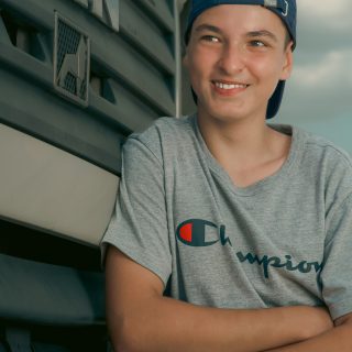 Zwieńczeniem letnich ☀️ warsztatów IT z fotografii i filmowania była profesjonalna sesja fotograficzna zrealizowana na terenie Uniwerstal Białystok @uniwerstal. Uczestnicy pracowali pod kontrolą specjalistów MaratHabitat @marathabitat z aparatami z wymienną optyką i lampami błyskowymi ucząc się kontroli nad światłem, ustawień technicznych oraz pracy z osobą pozującą.

To nie były warunki studyjne — to była rzeczywistość, która wymagała elastyczności, szybkich decyzji i precyzyjnego działania. Każde ujęcie musiało być przemyślane, dopracowane i wykonane z pełnym zaangażowaniem.

Efektem są nie tylko świetne fotografie 📷, ale też konkretne umiejętności, takie jak praca z profesjonalnym sprzętem, myślenie kadrem i dbałość o detale. To doświadczenie, które zostaje na długo 🔥

#itclubacademy #IT_Club #it_club #architektura #kursfotograficzny #kursfotografii #gryplanszowe #grafika3dbiałystok #grafika3ddladzieci #robotykadladzieci #webdesign #Programowanie #kursydladzieci #Informatyka #robotyka #ProgramowanieDlaDzieci #grafikakomputerowa #scratch #Białystok #Edukacja #grafika3d #WarsztatyIT