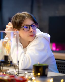 📝 Egzamin ósmoklasisty zbliża się powoli, ale&nbsp;nieubłaganie. Dlatego&nbsp;na&nbsp;zajęciach z&nbsp;matematyki dla&nbsp;klasy 8 nie ma przypadkowych tematów.

Pracujemy nad&nbsp;tym, co naprawdę pojawia się na&nbsp;egzaminie:
zadania tekstowe, procenty, równania, geometria, skala, czas i&nbsp;prędkość.
Krok po&nbsp;kroku. Spokojnie. Ze zrozumieniem.

Nie chodzi tylko o&nbsp;to, żeby zrobić zadanie.
Chodzi o&nbsp;to, żeby wiedzieć dlaczego tak się je robi.

👉🏻 Dużo tłumaczenia, dużo przykładów, jeszcze więcej samodzielnego liczenia. Bo&nbsp;matematyki nie da się nauczyć przez&nbsp;patrzenie — trzeba ją przerobić samemu. I&nbsp;z lekcji na&nbsp;lekcję widać, że&nbsp;zadania, które kiedyś wyglądały groźnie, zaczynają być po&nbsp;prostu kolejnym przykładem do&nbsp;policzenia.

Przygotowania trwają.

 #itclubacademy #it_club #kursydladzieci #Białystok #Edukacja #matematyka