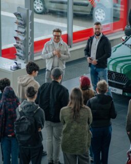 🏆 Turniej Grafiki 3D rozpoczęty!

Uczniowie It-Club.Academy @it.club.academy odwiedzili salon Renault Motozbyt w&nbsp;Białymstoku @renault_bialystok_motozbyt, aby&nbsp;zebrać materiały do&nbsp;swojego projektu. 🚗 Podczas wizyty mieli okazję dokładnie przyjrzeć się wnętrzu salonu, zrobić zdjęcia i&nbsp;przeanalizować jego układ.

👉🏻 Zadaniem konkursowym dla&nbsp;grup 1 poziomu jest utworzenie modelu 3D salonu Motozby. Uczestnicy muszą zadbać o&nbsp;każdy szczegół – od rozkładu przestrzeni po&nbsp;wyposażenie.

Grupy 2 poziomu muszą wykonać model 3D Renault R4 z&nbsp;zewnątrz i&nbsp;w środku. To spore wyzwanie, które wymaga precyzji i&nbsp;umiejętności technicznych.

Przed nami turniej pełen twórczych i&nbsp;technicznych wyzwań! 💡 Kibicujemy wszystkim uczestnikom niecierpliwie czekamy na&nbsp;efekty ich pracy.

Zdjęcia: @marathabitat 

#itclubacademy #IT_Club #grafika3dbiałystok #grafika3ddladzieci #renault