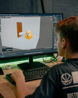 Grafika 3D to krok w&nbsp;przyszłość.

To zawód, który otwiera nieograniczone możliwości dla&nbsp;kreatywności i&nbsp;kariery.

Gdzie wykorzystuje się grafikę 3D?
🎬 Kino i&nbsp;animacja: tworzenie efektów specjalnych i&nbsp;postaci.
🎮 Gry: modelowanie światów i&nbsp;bohaterów.
🏛 Architektura i&nbsp;design: wizualizacja budynków i&nbsp;wnętrz.
🩺 Medycyna: modele 3D do&nbsp;szkolenia lekarzy.
🏭 Przemysł: projektowanie maszyn i&nbsp;urządzeń. Na&nbsp;naszych kursach dzieci uczą się tworzyć modele 3D, dodawać tekstury i&nbsp;animacje! ✨

Napisz w&nbsp;komentarzu, jaki projekt marzysz zrealizować w&nbsp;3D

–––
Twoje dziecko też może zostawić grafikiem 3D!

🧑🏼‍🏫 Mateusz Bielski - Kierownik Klubu
📞 667 480 083
📍 Legionowa 14/16 lok. 102, Białystok