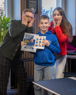 Ferie dobiegły końca.
Nowe umiejętności zdobyte.
Dyplomy rozdane 🎓 Za&nbsp;nami intensywny czas pełen nauki i&nbsp;kreatywnej pracy. Uczestnicy stworzyli własną grę w&nbsp;Unity, projektowali obiekty i&nbsp;postacie w&nbsp;Voxel oraz&nbsp;Blender 3D, pracowali z&nbsp;narzędziami AI, dzięki którym tworzyli zdjęcia, wideo i&nbsp;naklejki.

Było dużo zaangażowania, współpracy i&nbsp;satysfakcji z&nbsp;efektów, które powstały od podstaw własnymi pomysłami i&nbsp;rękami.

Ferie się skończyły, szkoła wraca do&nbsp;codziennego rytmu — a&nbsp;my jesteśmy przekonani, że&nbsp;każdy uczestnik po&nbsp;naszych warsztatach wraca z&nbsp;nową energią do&nbsp;dalszego rozwijania umiejętności, pomysłów i&nbsp;pasji do&nbsp;technologii. Do&nbsp;zobaczenia na&nbsp;kolejnych zajęciach w&nbsp;IT_CLUB! 💙

 #itclubacademy #it_club